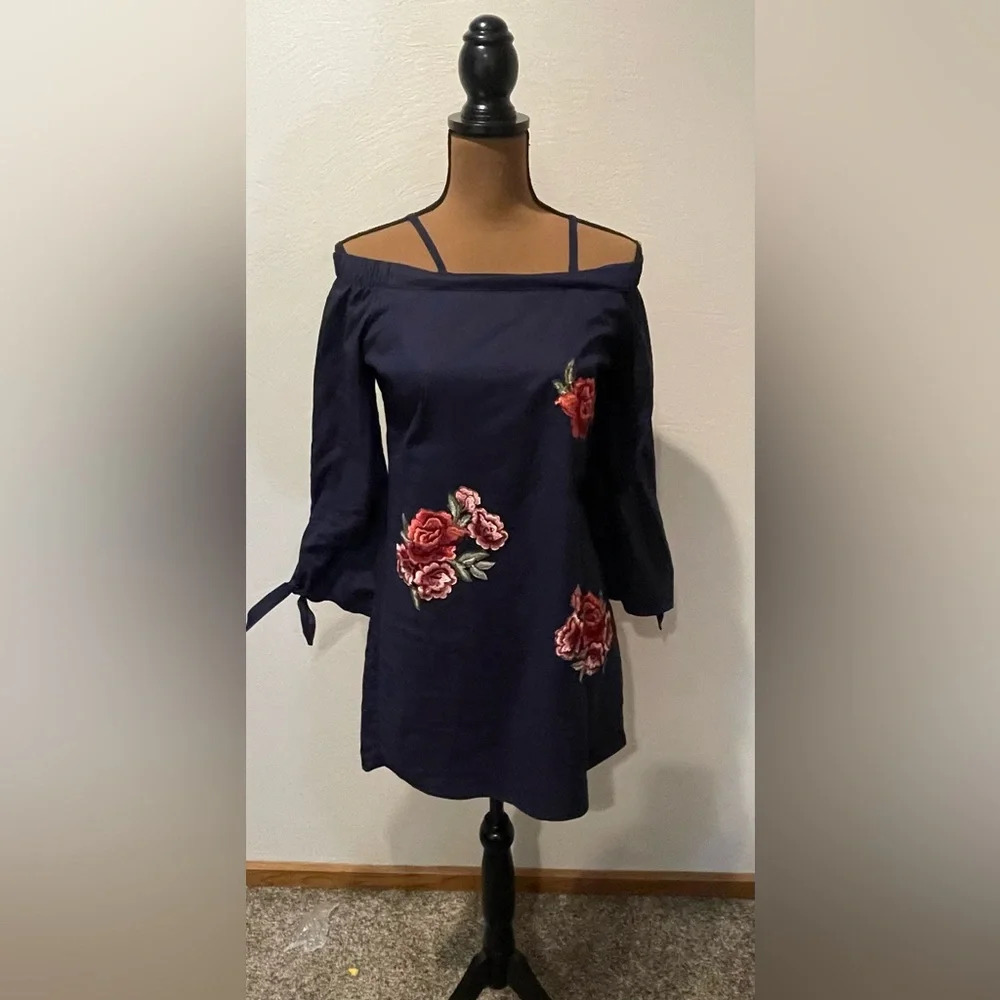 Rome & Juliette off should sleeved dress.